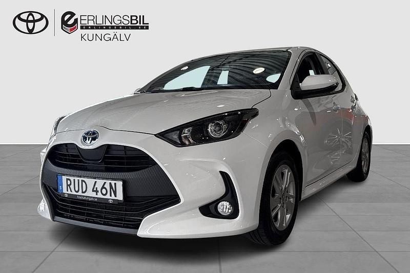 Vit Begagnad 2022 Toyota Yaris Hybrid Active Halvkombi | 209 900 kr (Marknadspris) - Bild 1/4