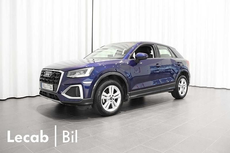 Blå (navarrablå metallic) Begagnad 2024 Audi Q2 Advanced Plus SUV | 289 500 kr (Marknadspris) - Bild 1/4