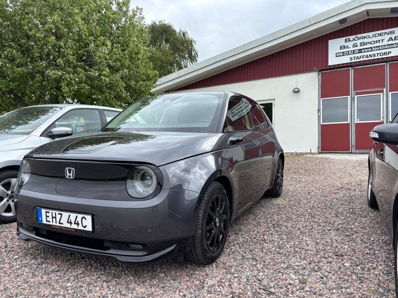 Ljusgrå Begagnad 2020 Honda e Halvkombi | 179 000 kr (Bra pris) - Bild 1/4
