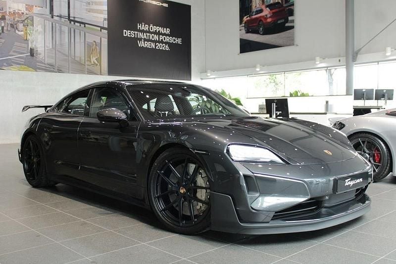 Grå Ny 2025 Porsche Taycan Turbo GT Sedan | 2 834 000 kr - Bild 1/4