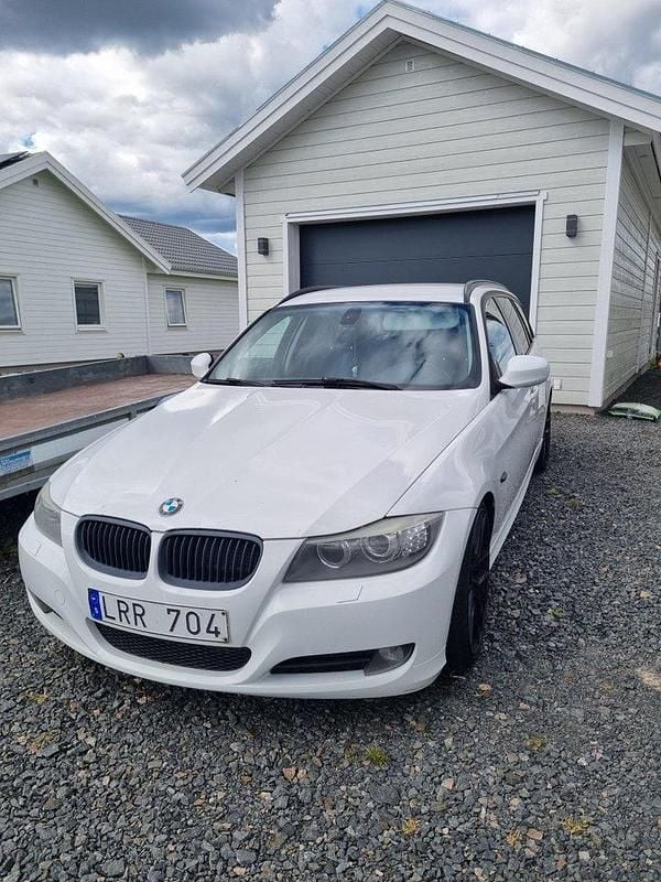 Vit Begagnad 2011 BMW 320 Efficient Dynamics Kombi | 70 000 kr (Lite dyr) - Bild 1/4
