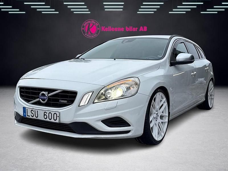 Vit Begagnad 2011 Volvo V60 R-Design Kombi | 99 900 kr (Marknadspris) - Bild 1/4