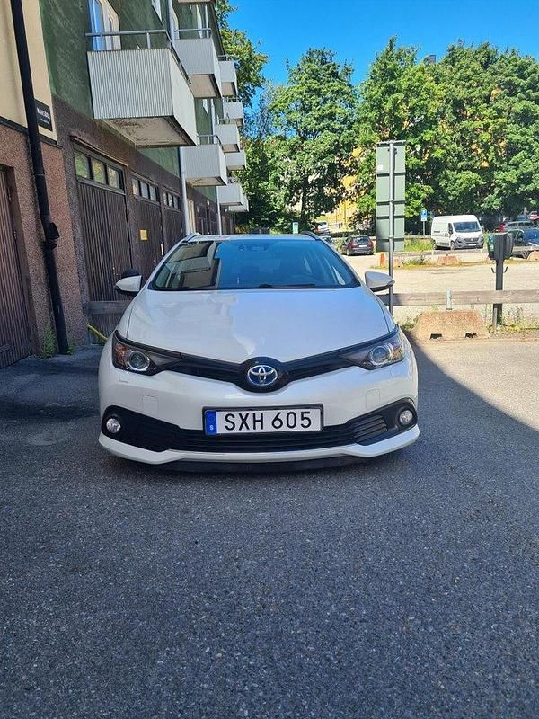 Vit Begagnad 2018 Toyota Auris Touring Sports Kombi | 132 000 kr (Bra pris) - Bild 1/4