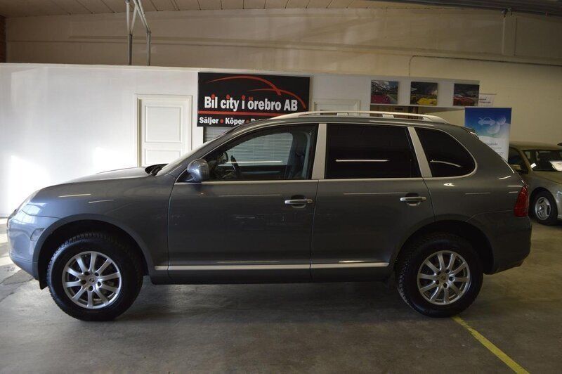 Grå Begagnad 2006 Porsche Cayenne SUV | 139 900 kr (Marknadspris) - Bild 1/4