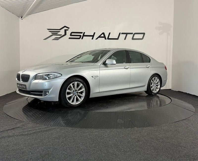 Ljusgrå (grå) Begagnad 2012 BMW 520 Sedan | 94 900 kr (Marknadspris) - Bild 1/4