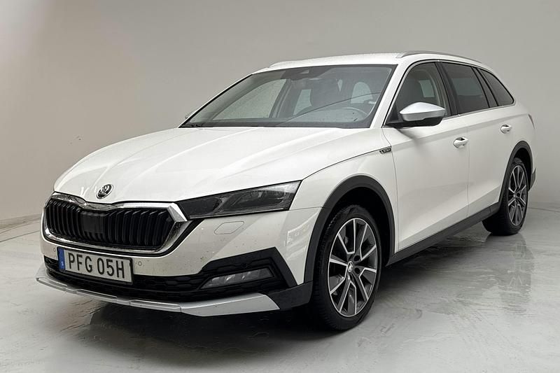Vit Begagnad 2023 Skoda Octavia Sedan | 259 000 kr (Dyr) - Bild 1/4