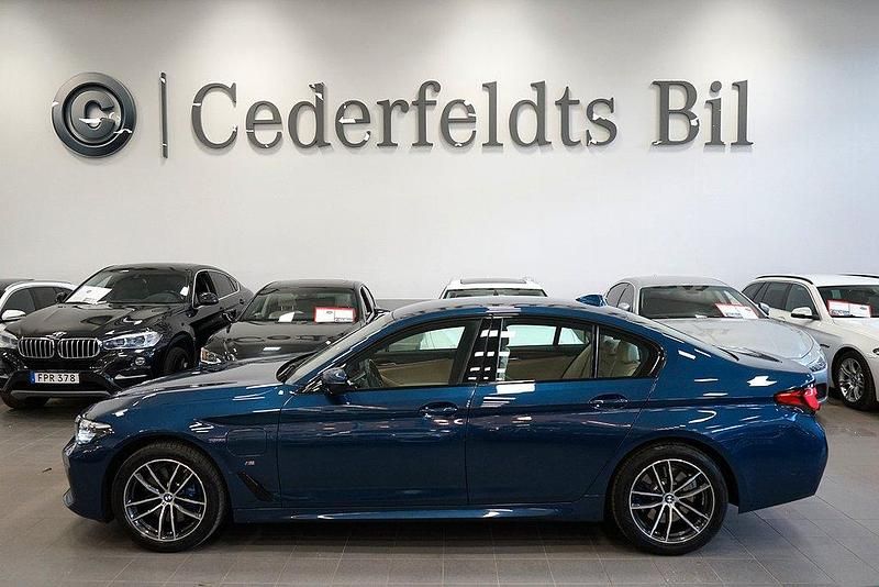 Blå Begagnad 2021 BMW 530e M Sport Sedan | 369 900 kr (Lite dyr) - Bild 1/3