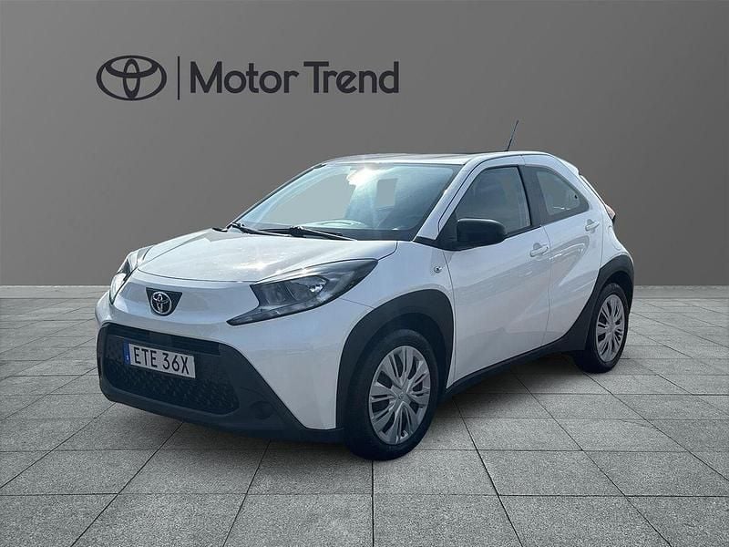 Vit Begagnad 2022 Toyota Aygo X Play SUV | 159 000 kr (Marknadspris) - Bild 1/4