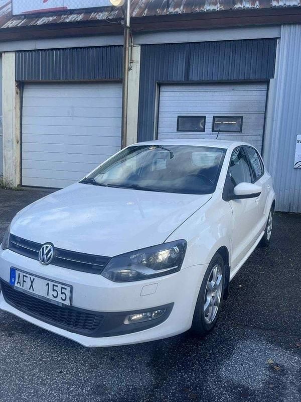 Flerfärgad (vit) Begagnad 2010 VW Polo Halvkombi | 55 000 kr (Marknadspris) - Bild 1/4