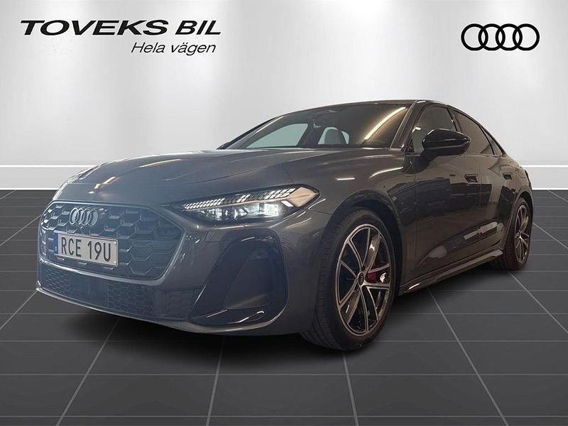 Grå (daytonagrå pärleffekt) Ny 2025 Audi A5 Sportback S-Line Halvkombi | 728 000 kr - Bild 1/4