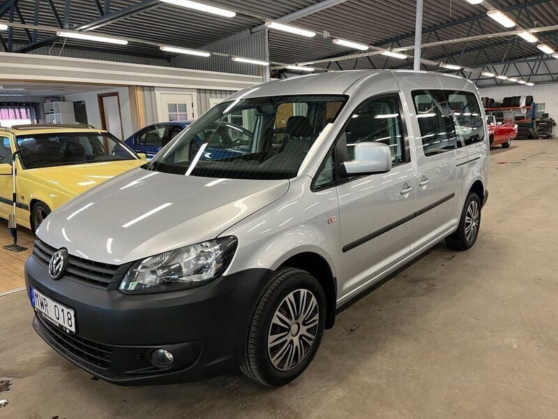 Silver Begagnad 2010 VW Caddy Maxi Life Life Minibuss | 119 900 kr (Bra pris) - Bild 1/4