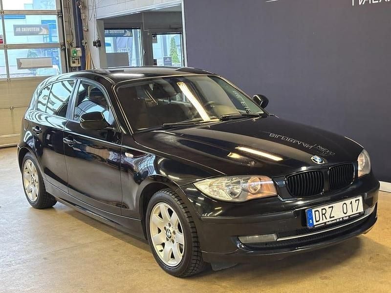 Svart Begagnad 2009 BMW 116 Halvkombi | 69 900 kr (Lite dyr) - Bild 1/4