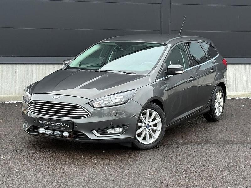 Grå Begagnad 2016 Ford Focus Titanium Kombi | 89 800 kr (Superpris) - Bild 1/4