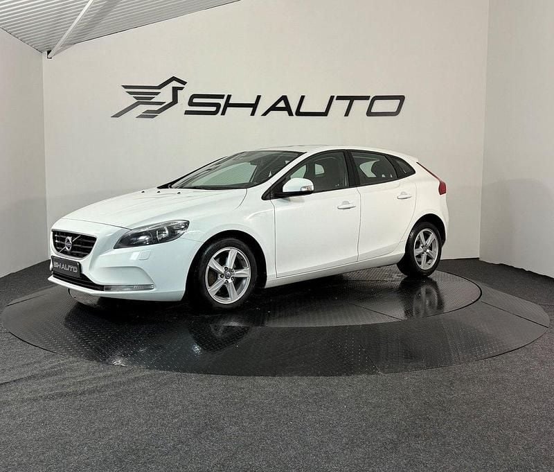 Begagnad 2014 Volvo V40 Kinetic Halvkombi | 76 900 kr (Marknadspris) - Bild 1/4