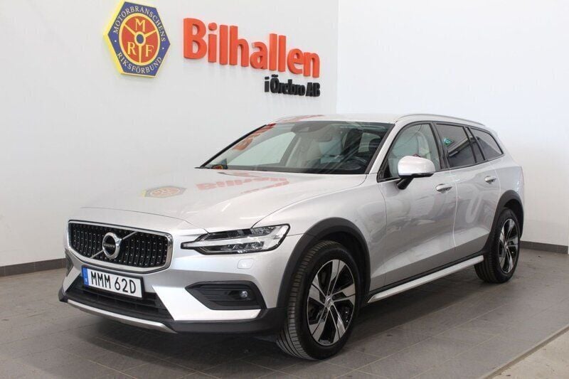 Silver Begagnad 2021 Volvo V60 CC Momentum Kombi | 259 900 kr (Superpris) - Bild 1/4