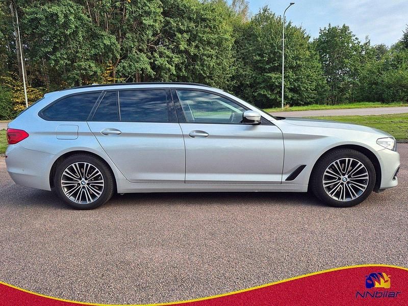 Silver Begagnad 2020 BMW 520 Sport Line Kombi | 283 900 kr (Bra pris) - Bild 1/4