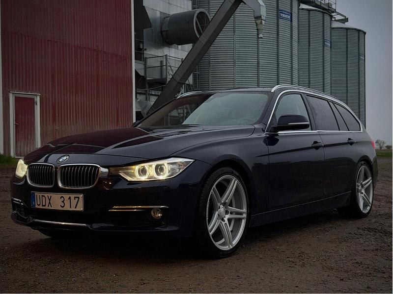 Blå Begagnad 2013 BMW 330 Luxury Line Kombi | 160 000 kr (Marknadspris) - Bild 1/4