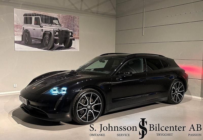 Svart Begagnad 2022 Porsche Taycan Sport Turismo Sedan | 749 900 kr (Bra pris) - Bild 1/4