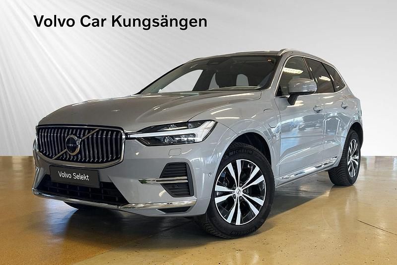 Grå Begagnad 2023 Volvo XC60 Core SUV | 479 900 kr (Marknadspris) - Bild 1/3