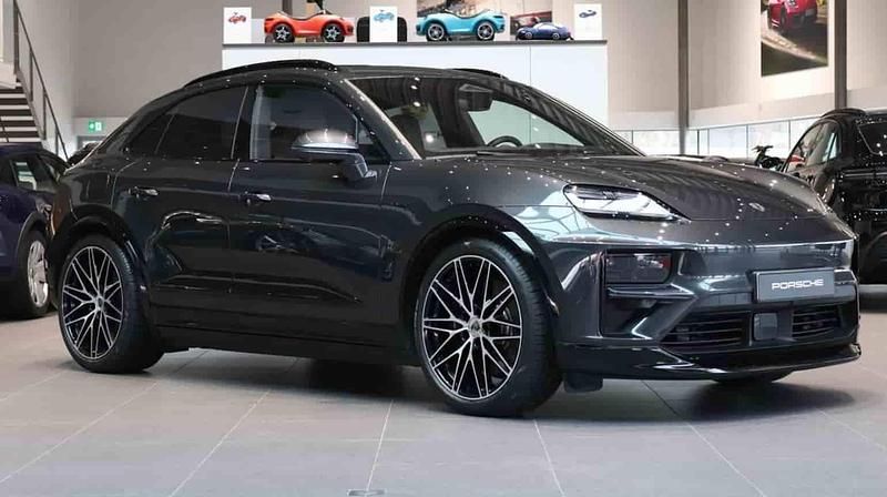 Grå Begagnad 2024 Porsche Macan Turbo SUV | 1 139 000 kr (Marknadspris) - Bild 1/1