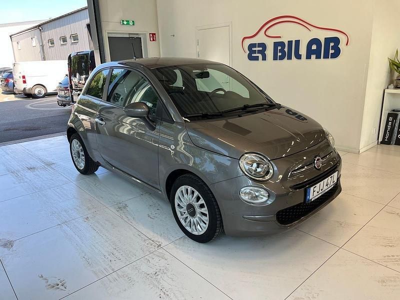 Grå Begagnad 2022 Fiat 500 Pop Halvkombi | 139 900 kr (Marknadspris) - Bild 1/4