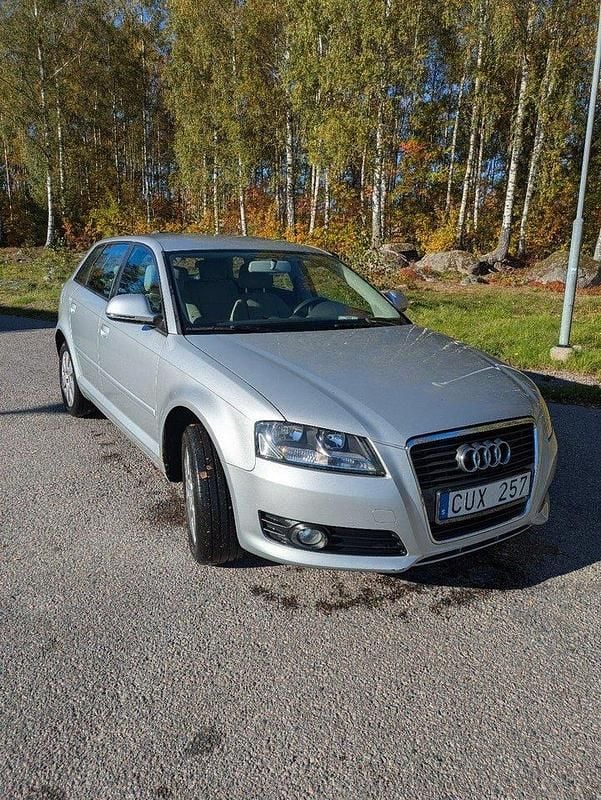 Silver Begagnad 2009 Audi A3 Sportback Halvkombi | 46 000 kr (Bra pris) - Bild 1/3