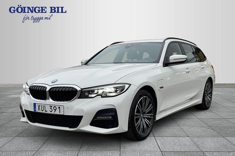 Vit Begagnad 2022 BMW 330 M Sport Kombi | 309 000 kr (Marknadspris) - Bild 1/2