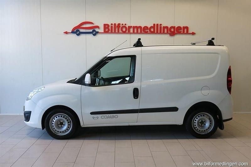 Vit svart Begagnad 2018 Opel Combo Van | 74 900 kr (Lite dyr) - Bild 1/4