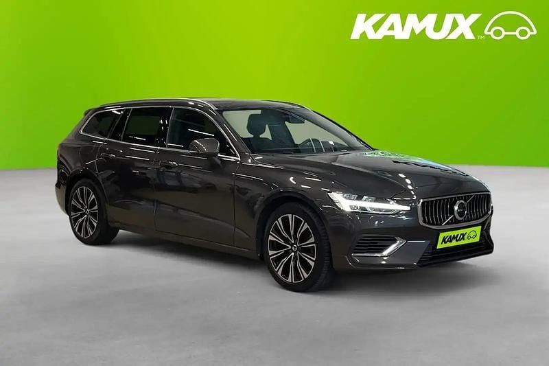 Silver/grå Begagnad 2023 Volvo V60 Kombi | 318 800 kr (Marknadspris) - Bild 1/4
