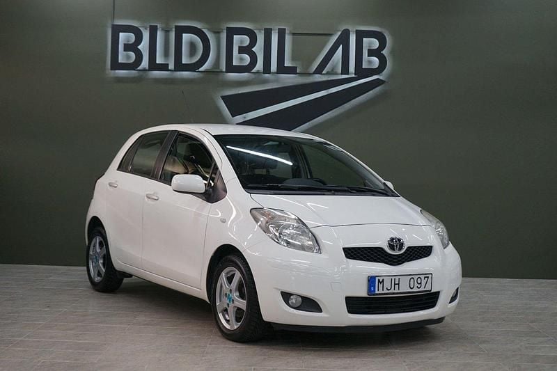 Vit Begagnad 2010 Toyota Yaris Halvkombi | 64 900 kr (Marknadspris) - Bild 1/4