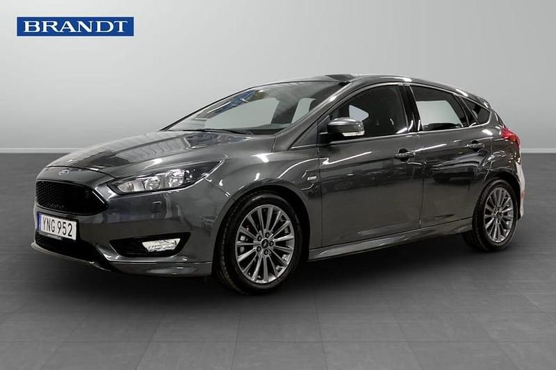 Grå Begagnad 2017 Ford Focus ST-Line Halvkombi | 114 900 kr (Marknadspris) - Bild 1/4