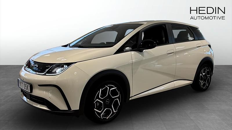 Gul (white) Begagnad 2023 BYD Dolphin Comfort Halvkombi | 274 900 kr - Bild 1/4