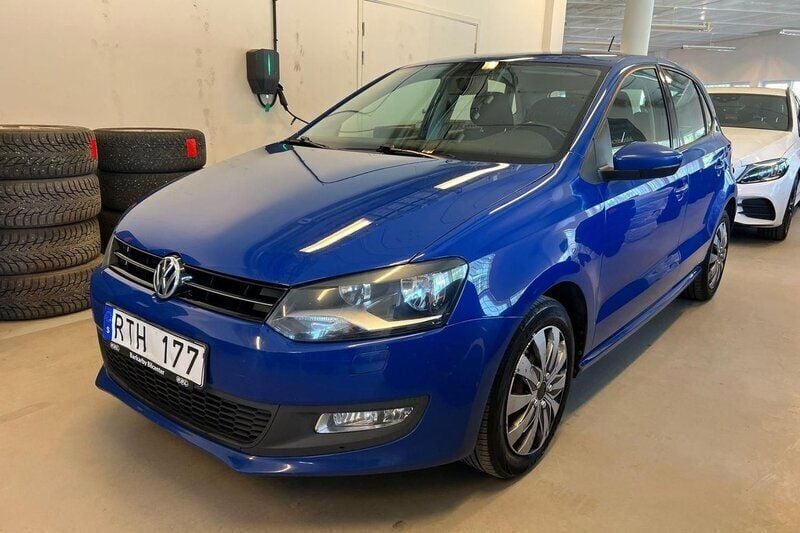 Blå Begagnad 2013 VW Polo Halvkombi | 64 800 kr (Marknadspris) - Bild 1/4