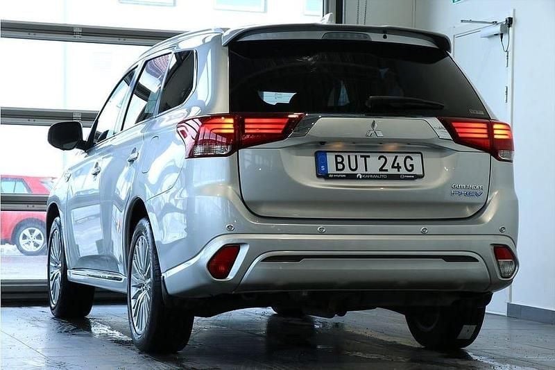 Begagnad Mitsubishi Outlander 224 HK (164 kW) 2020 Silver SUV