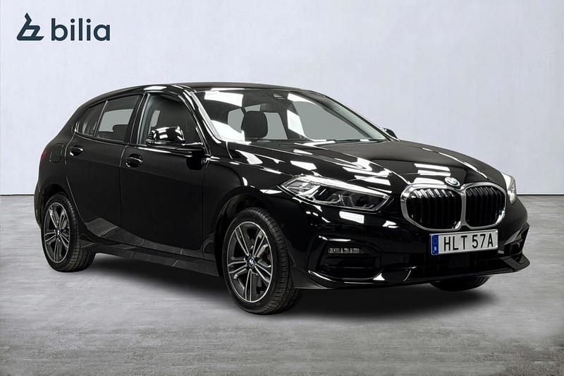 Svart Begagnad 2022 BMW 118 Sport Line Halvkombi | 259 000 kr (Marknadspris) - Bild 1/4