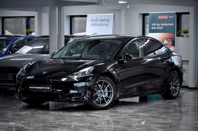 Svart Begagnad 2021 Tesla Model 3 Standard Range Plus Sedan | 274 900 kr (Marknadspris) - Bild 1/4