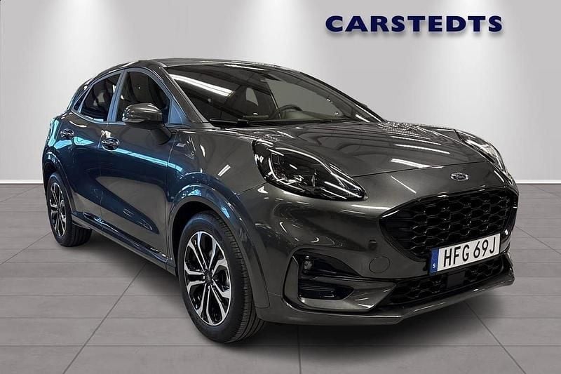 Grå Begagnad 2022 Ford Puma Gen-E ST-Line SUV | 204 900 kr (Marknadspris) - Bild 1/4