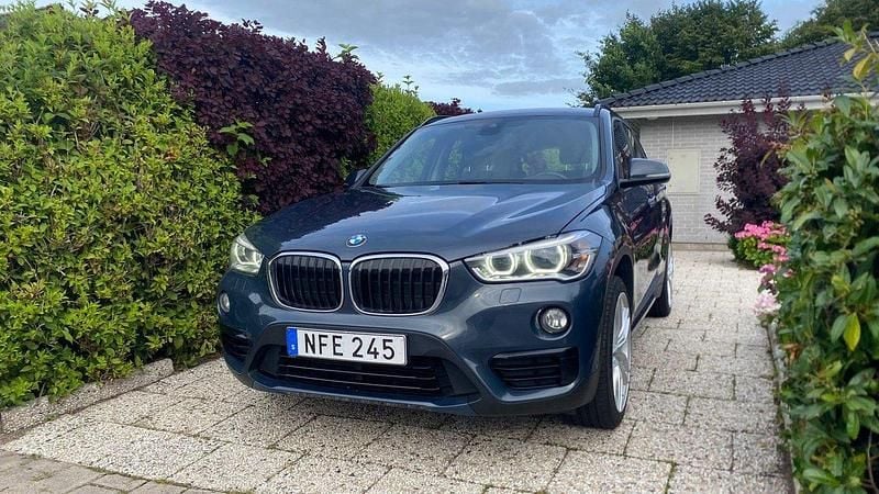 Grå Begagnad 2016 BMW X1 Sport Line SUV | 155 000 kr (Marknadspris) - Bild 1/4