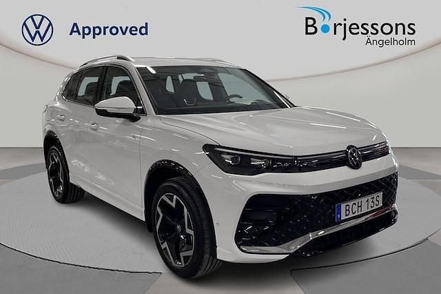 Vit Begagnad 2025 VW Tiguan R-line SUV | 549 000 kr - Bild 1/4