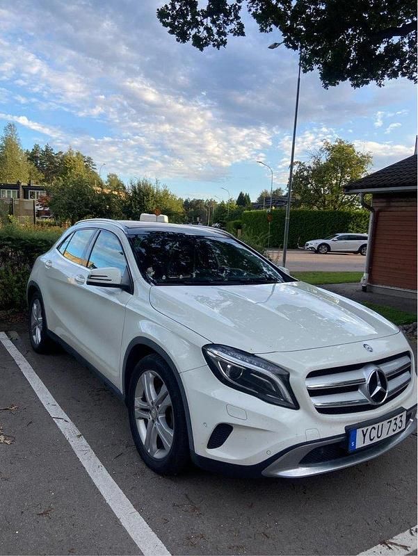 Vit Begagnad 2016 Mercedes GLA220 SUV | 155 000 kr (Superpris) - Bild 1/4
