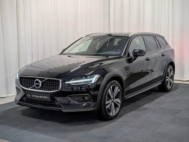 Svart Begagnad 2021 Volvo V60 CC Kombi | 269 900 kr (Marknadspris) - Bild 1/4
