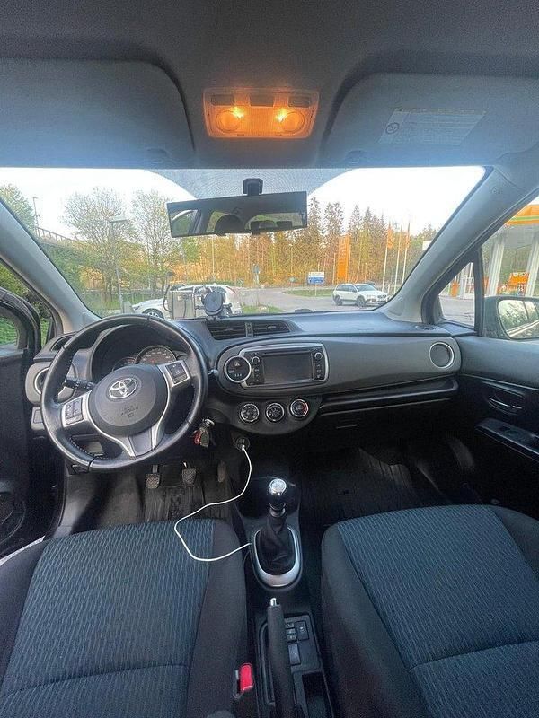 Svart Begagnad 2012 Toyota Yaris Active Halvkombi | 56 000 kr (Marknadspris) - Bild 1/4