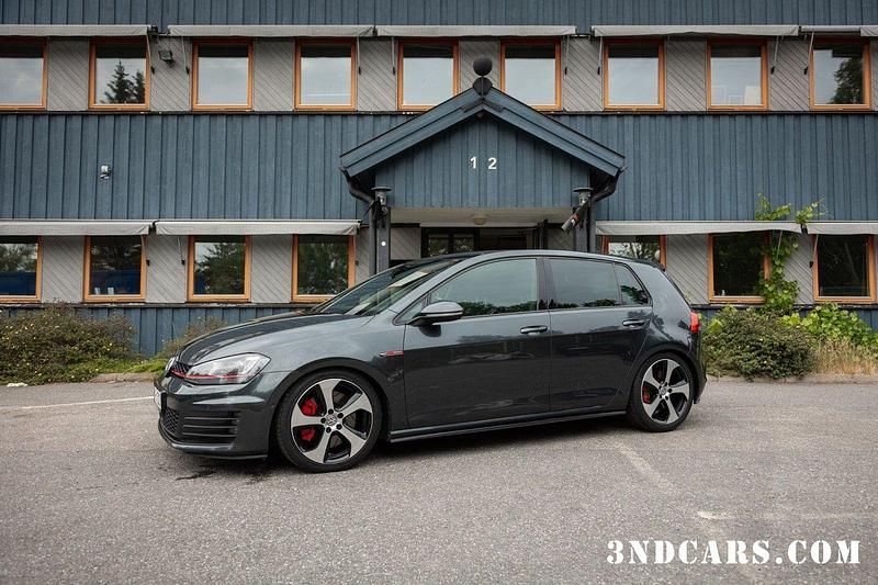 Mörkgrå Begagnad 2013 VW Golf VII GTI Halvkombi | 219 900 kr (Dyr) - Bild 1/4
