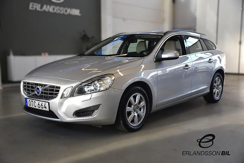 Ljusgrå Begagnad 2011 Volvo V60 Momentum Kombi | 114 900 kr (Marknadspris) - Bild 1/4