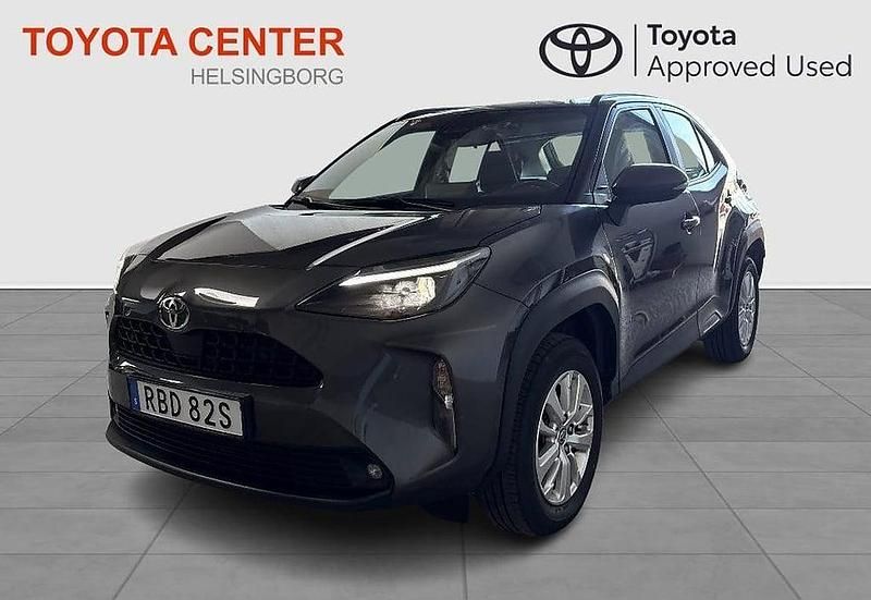 Mörkgrå Begagnad 2024 Toyota Yaris Cross Active SUV | 289 900 kr (Lite dyr) - Bild 1/4