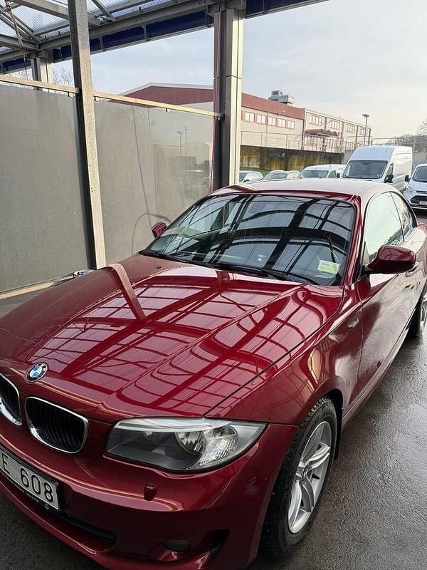 Vinröd metallic Begagnad 2012 BMW 118 Coupé Sportkupé | 84 000 kr - Bild 1/4