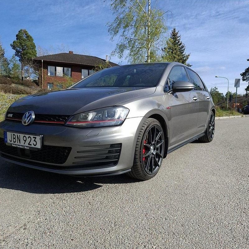 Grå Begagnad 2014 VW Golf VII GTI Halvkombi | 175 000 kr (Marknadspris) - Bild 1/3
