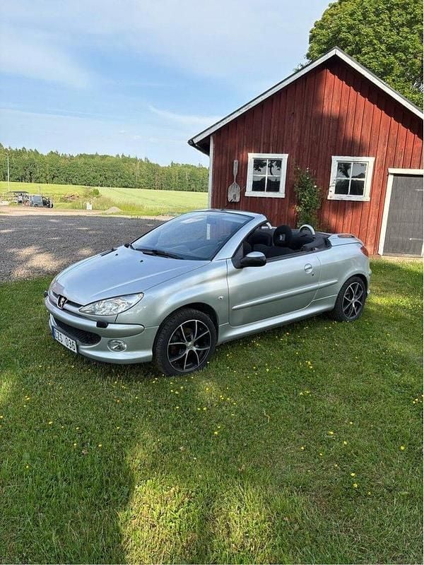 Grå Begagnad 2007 Peugeot 206 CC Cab | 37 000 kr (Marknadspris) - Bild 1/4
