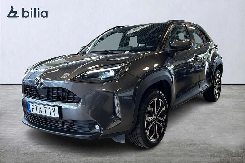 Mörkgrå (grå) Begagnad 2023 Toyota Yaris Hybrid Active SUV | 289 900 kr - Bild 1/3