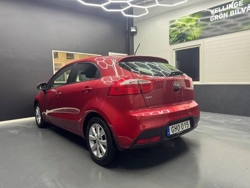 Begagnad Kia Rio 84 HK (61 kW) 2014 Röd Halvkombi